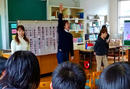 渡良小学校で『美しい日本語の話し方教室』を実施しました（写真左より、小幡朱里、岸 佳宏、山本 道）